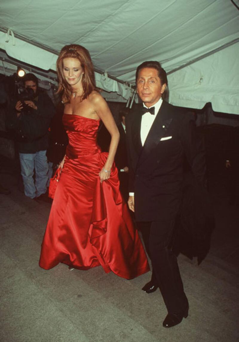 galleries/2009/12/07/valentino-through-the-ages/tymauer--valentino--elle-macpherson_nacqxo