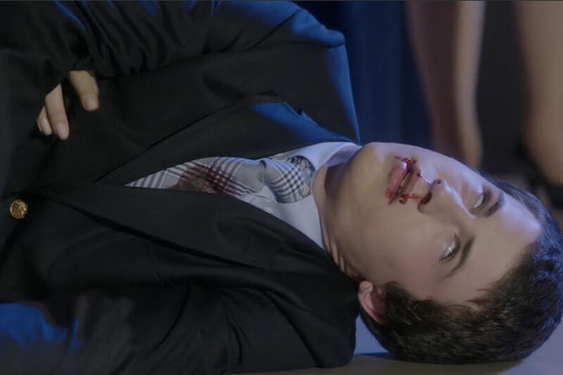 articles/2014/04/19/scandal-s-finale-featured-one-of-the-most-preposterous-tv-deaths-ever/140418-saunders-tv-death-tease_eou3vp