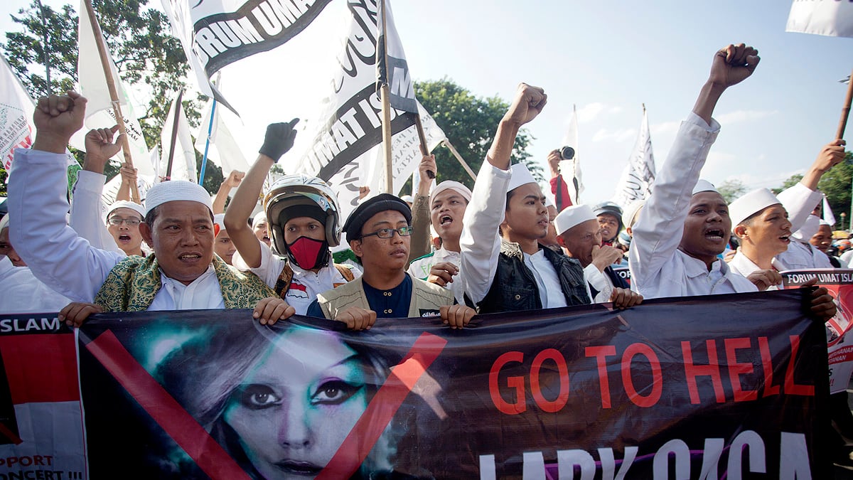 cheats/2012/05/27/indonesian-gaga-show-canceled/lady-gaga-hell-cheat_q8y7u9