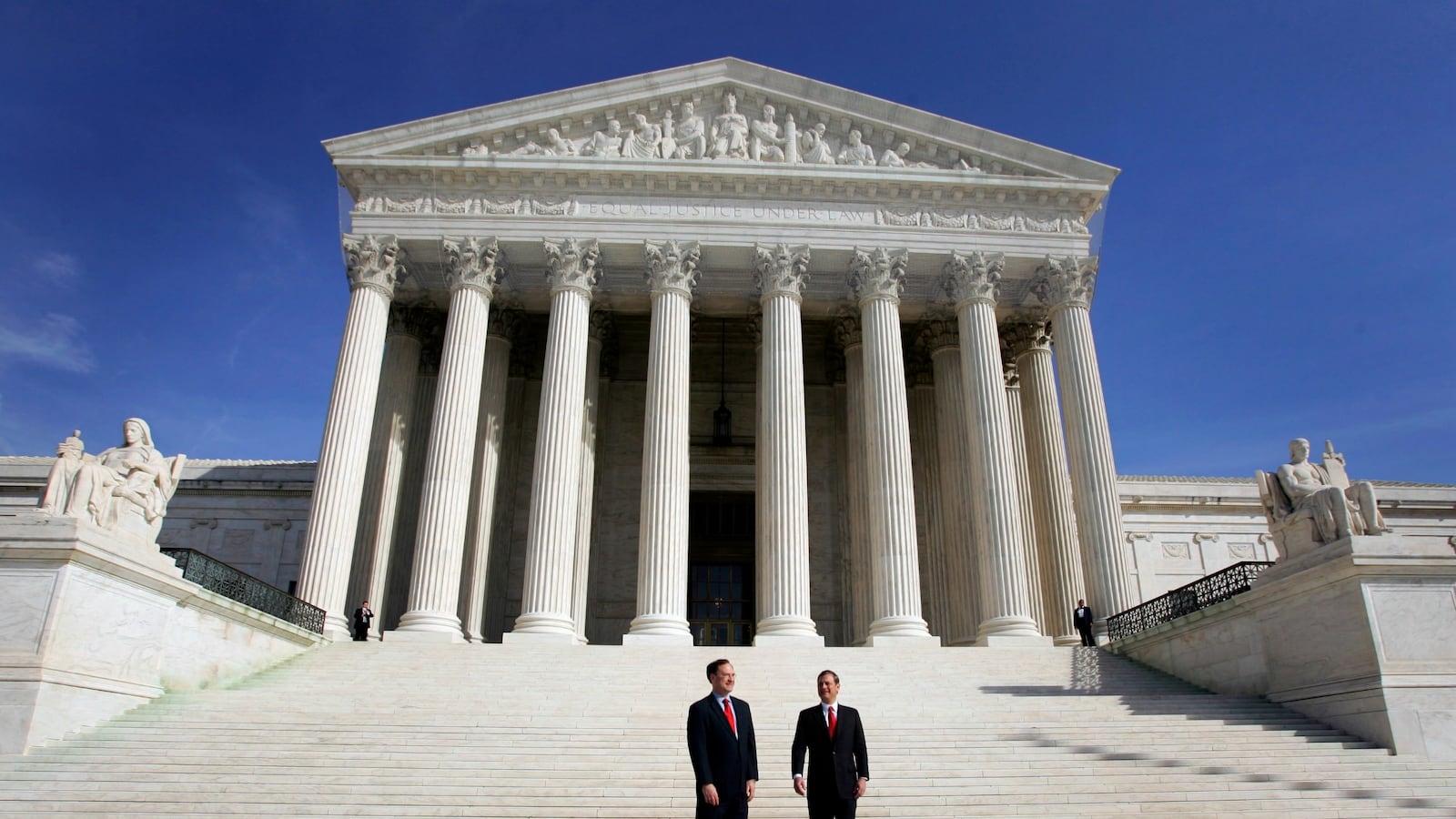 cheats/2016/12/06/scotus-gives-samsung-victory-over-apple/161206-supreme-court-decision-cheat_xh0dj5