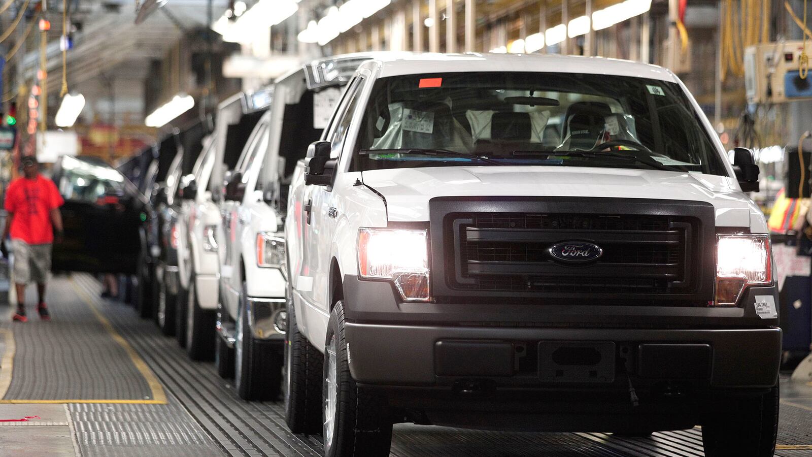 cheats/2014/11/11/1st-aluminum-truck-hits-assembly-line/141111-ford-f150-cheat_pedjrt