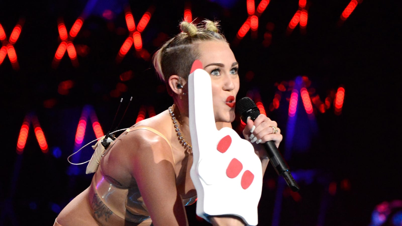 cheats/2013/08/30/foam-finger-inventor-blasts-miley/130830-miley-cyrus-cheat_hetji3