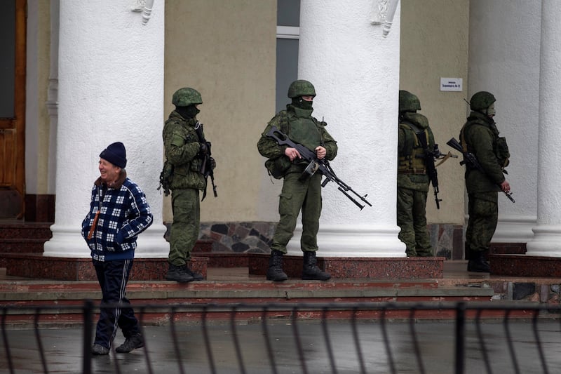 Armed men stand guard at the Simferopol airport in the Crimea region February 28, 2014. Armed men took control of two airports in the Crimea region on Friday in what Ukraine's government described as an invasion and occupation by Russian forces, raising tension between Moscow and the West.    REUTERS/Baz Ratner (UKRAINE - Tags: MILITARY POLITICS CIVIL UNREST)