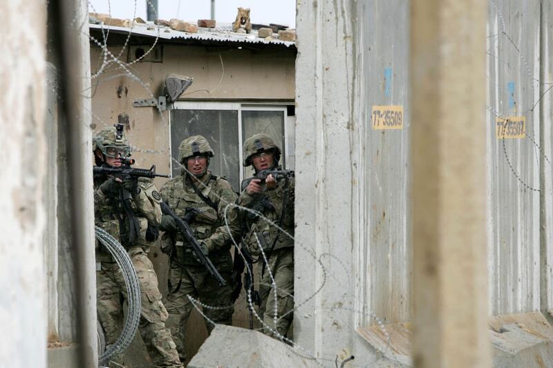 galleries/2012/02/23/quran-burning-protests-turn-deadly-in-afghanistan-photos/afghanistan-koran-burning-protest-american-soldiers_zfwpzc