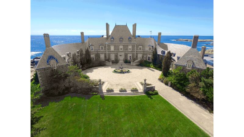 171104-mcnearney-omg-i-want-this-house-01_at72gg