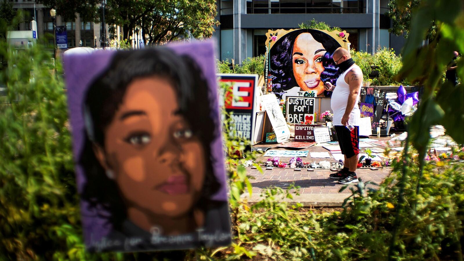 2020-10-02T143421Z_1462583277_RC2EAJ9NV257_RTRMADP_3_GLOBAL-RACE-USA-LOUISVILLE_1_fuislv