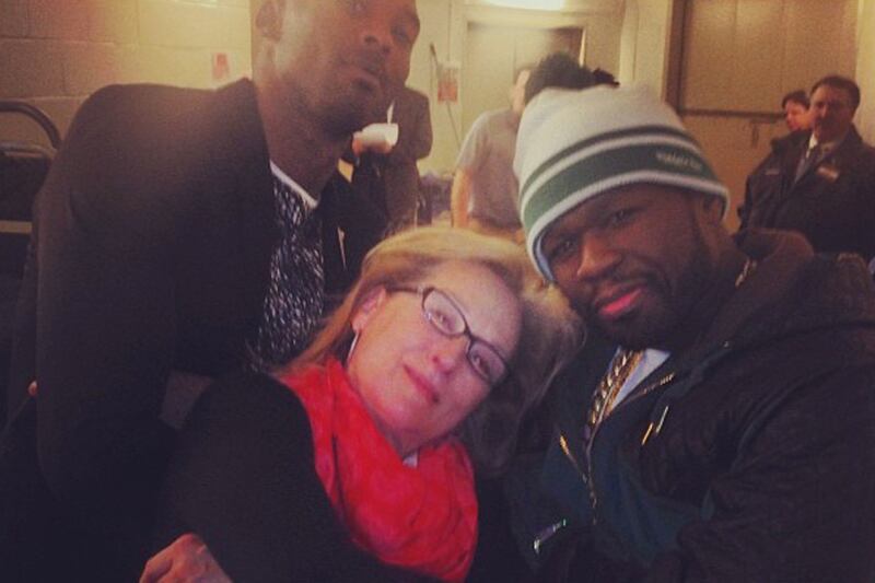articles/2014/01/27/meryl-streep-took-a-selfie-with-50-cent-and-kobe-bryant-give-her-an-oscar/140127-streep-50cent-tease_dtwebz