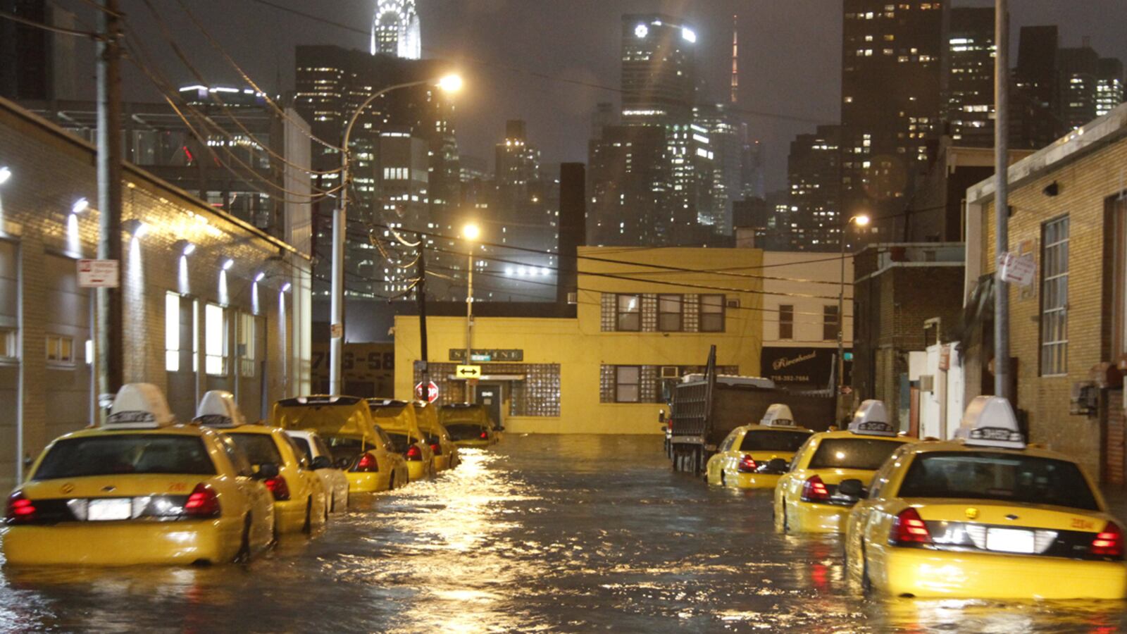 articles/2012/10/30/inside-hurricane-sandy-the-daily-beast-reports/hurricane-sandy-new-york-ground-reports-tease_i7ffcl