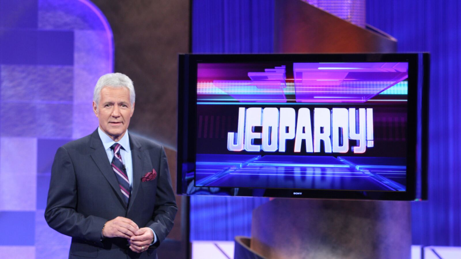 articles/2016/12/22/alex-trebek-honors-jeopardy-champion-who-died-a-week-before-her-episodes-aired/161222-sykes-jeopardy-alex-trebek-tease_efd7p6