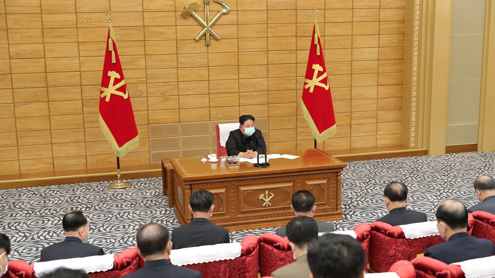 2022-05-14T225147Z_1066314209_RC297U9OZSYF_RTRMADP_3_HEALTH-CORONAVIRUS-NORTHKOREA_nlqye0