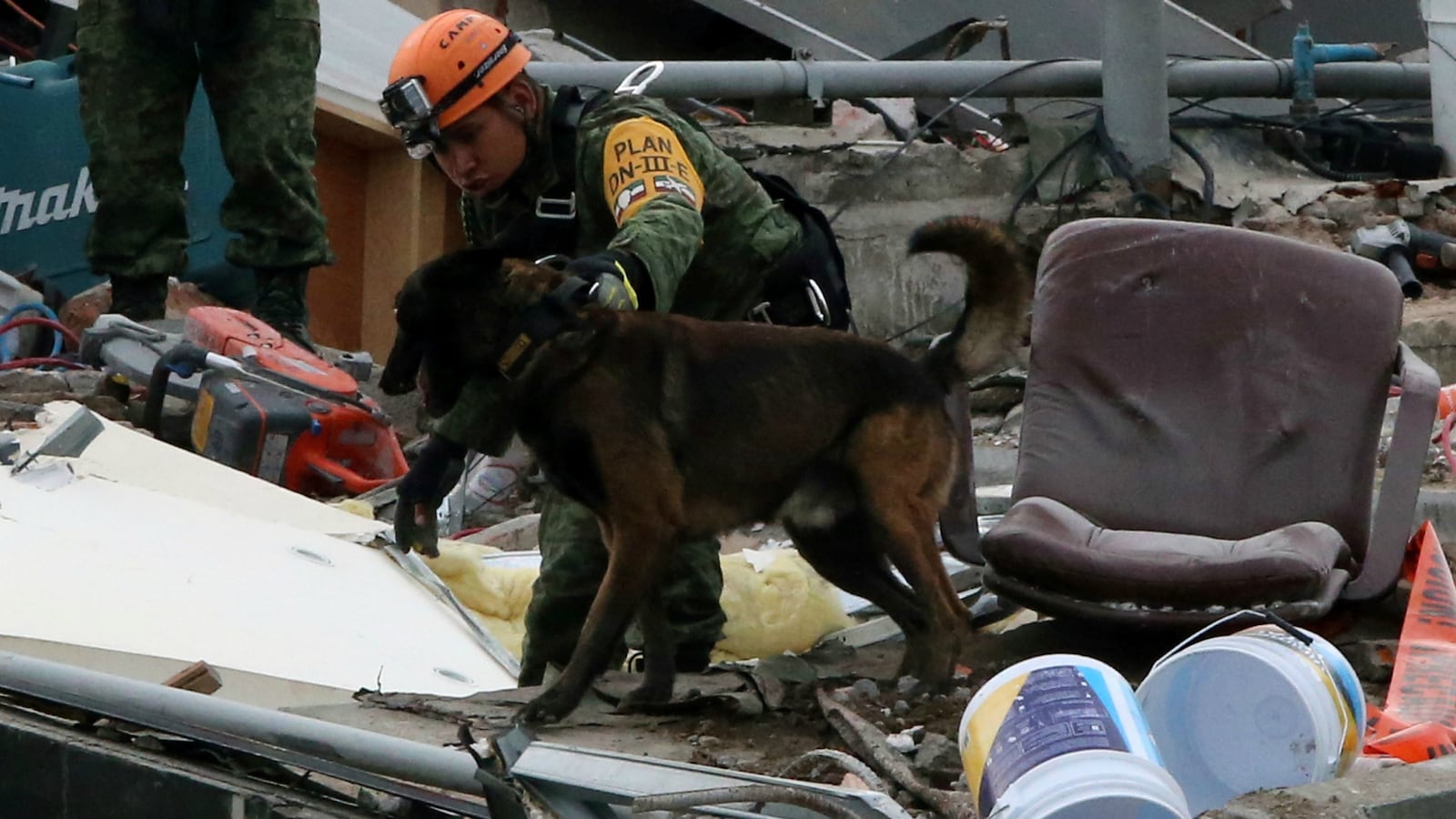 170923-mexico-another-earthquake-rescues-cheat_tmr4un