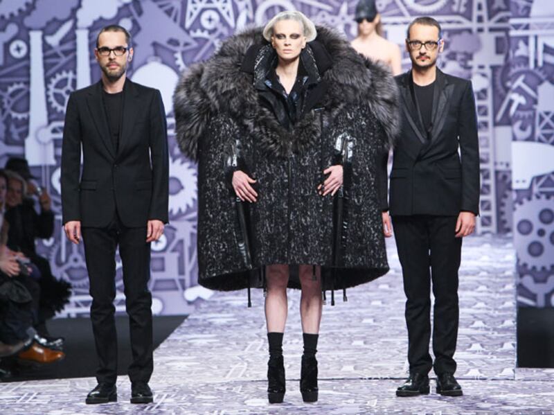 galleries/2010/03/11/paris-fashion-week/paris-fashion-week---viktor-and-rolf_gzxyqm