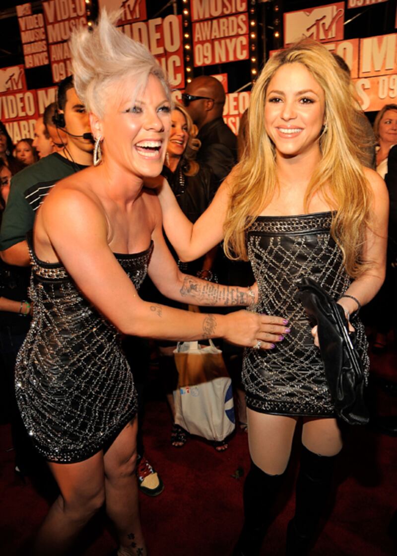 galleries/2010/09/23/same-dress/same-dress---shakira-pink_dfmgit