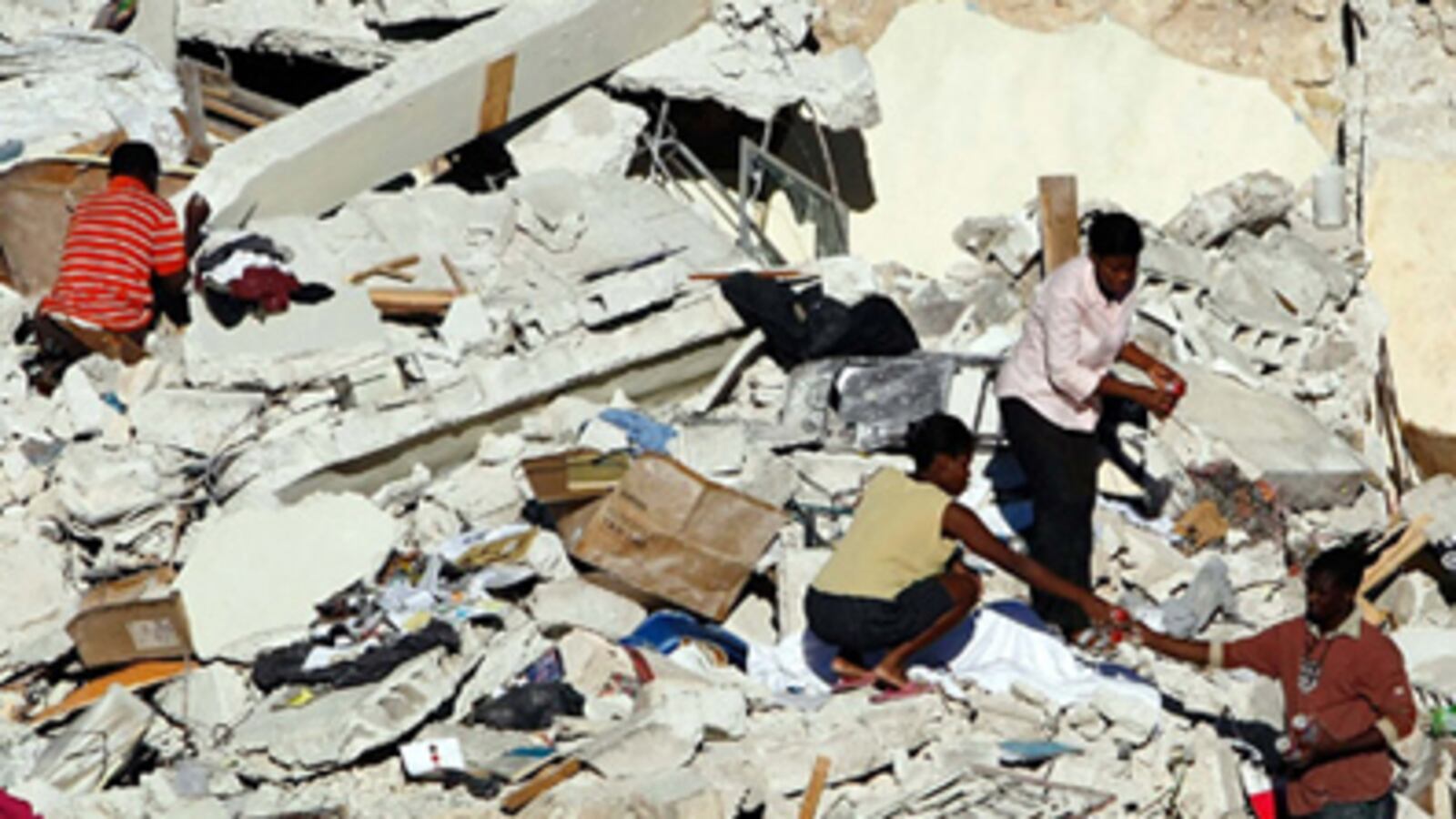 cheats/2010/01/14/rescue-workers-free-trapped-un-worker/haiti-earthquake-1_y2nwr0