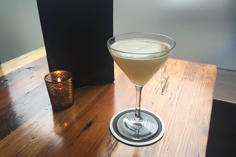 articles/2016/07/22/three-drinks-in-portland-oregon/160721-horn-portland-drinks2-embed_kz0qmd