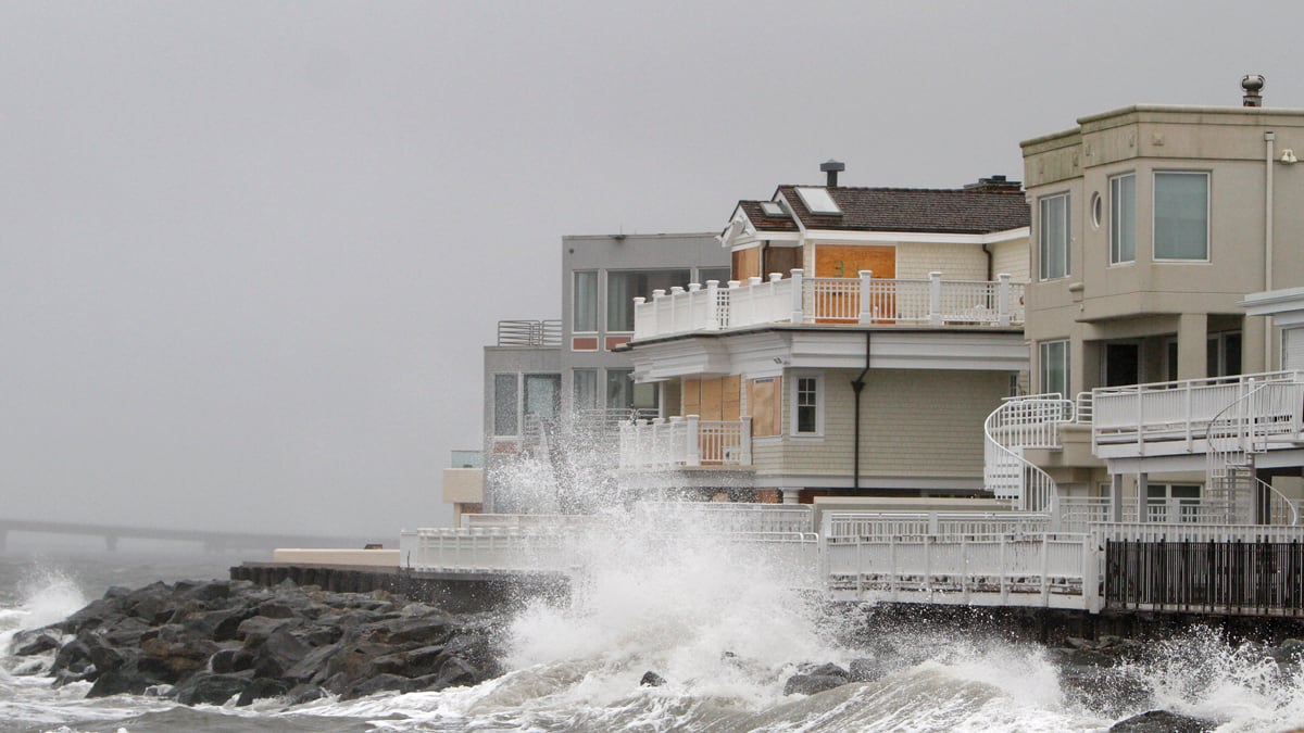 cheats/2012/10/29/sandy-makes-turn-toward-new-jersey/hurricane-sandy-reaches-new-jersey-cheat_b3kknb