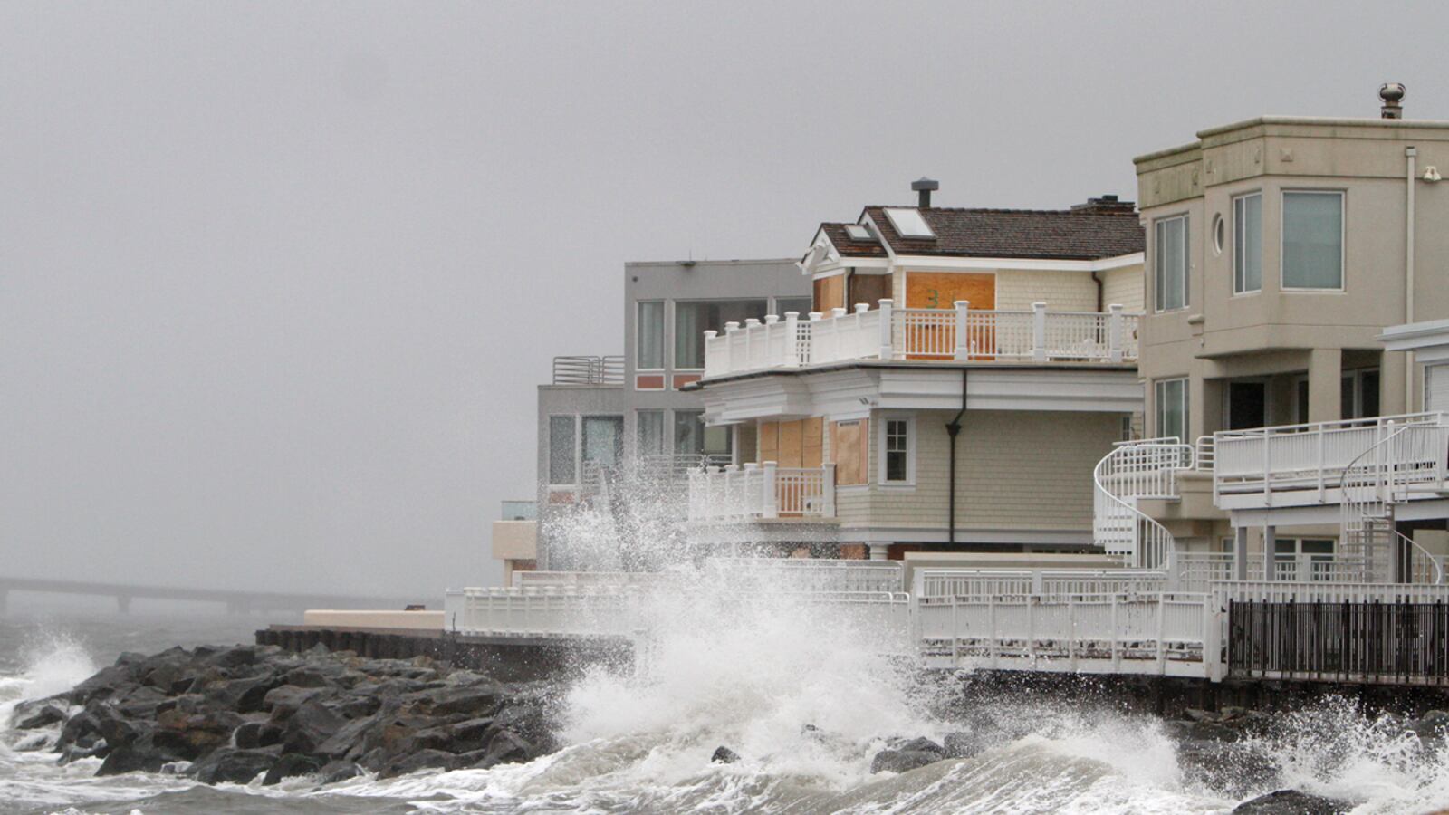 cheats/2012/10/29/sandy-makes-turn-toward-new-jersey/hurricane-sandy-reaches-new-jersey-cheat_b3kknb