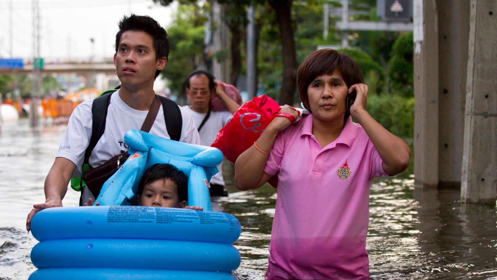 cheats/2011/10/28/bangkok-braces-for-more-floods/bangkok-flooding-cheat_cgpdcd