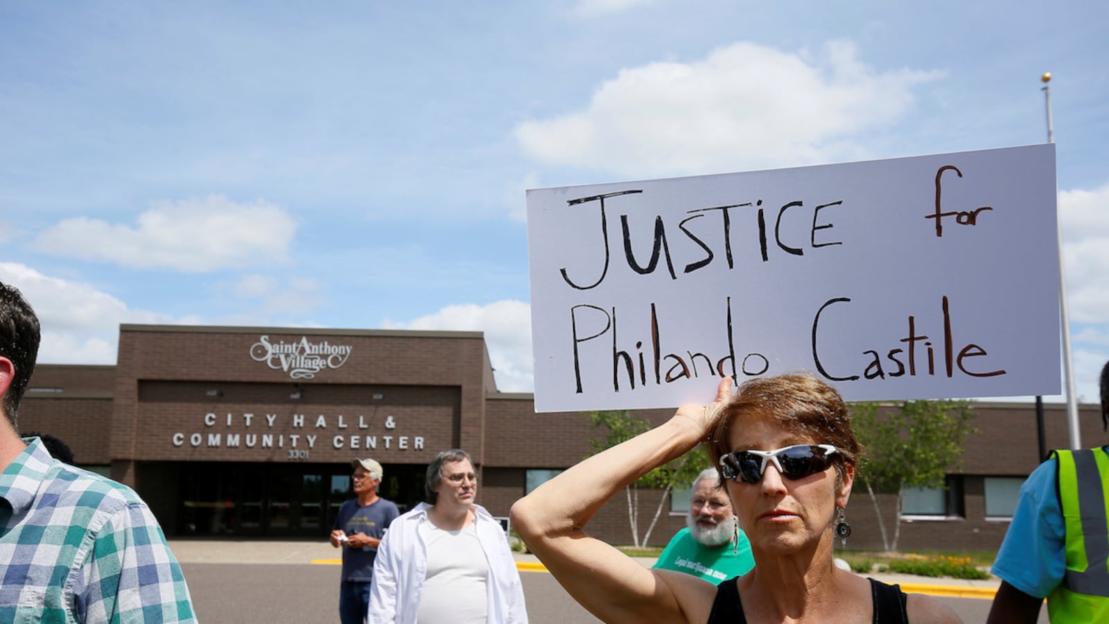 cheats/2016/07/11/cop-castile-matched-robbery-suspect/160711-philando-castile-officer-excuse-cheat_nowdvg