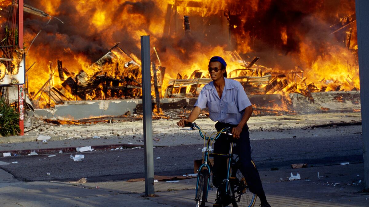 galleries/2012/04/26/dramatic-l-a-riots-photos/los-angeles-riots-bicycle_nqbjbw