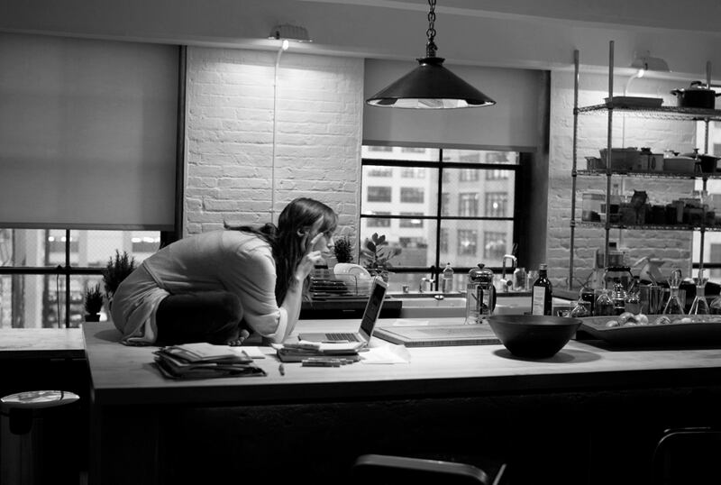 galleries/2011/05/13/keira-knightley-on-the-set-of-last-night/last-night---behind-the-scenes-10_mln5my