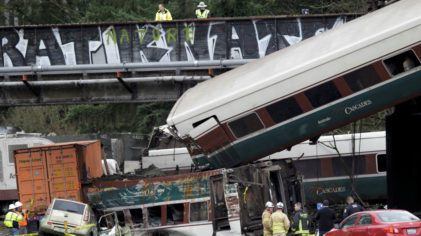 171219-amtrak-derailment-driver-distraction-cheat_z6u9mw