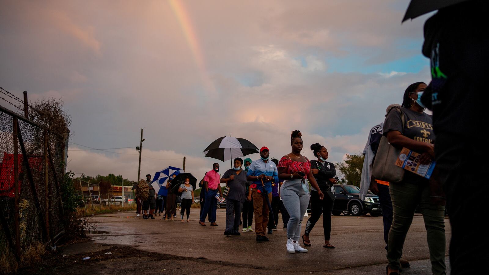 2020-10-28T040213Z_28435047_RC2CRJ9PW05L_RTRMADP_3_USA-ELECTION-EARLY-VOTING_dfp40e