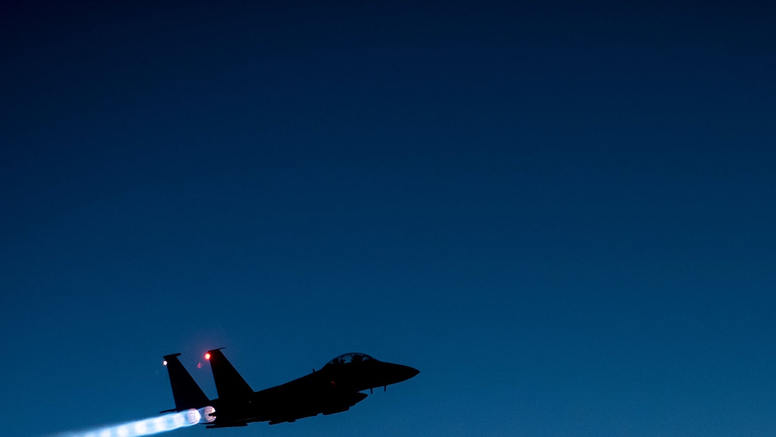 articles/2016/05/20/u-s-warns-isis-capital-get-out-now/160520-youssef-leaflets-raqqa2-tease_shaapm