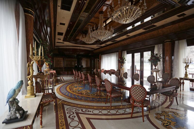 galleries/2014/02/23/inside-yanukovych-s-palace-photos/140223-ukraine-palace3_jlfsia