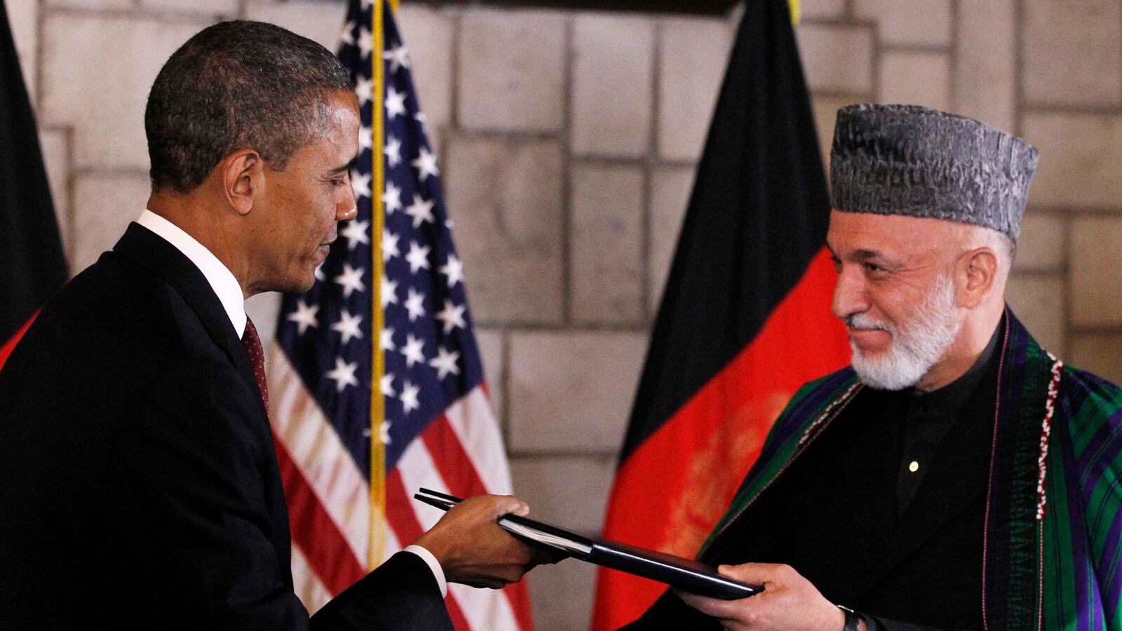 articles/2012/05/02/a-strategist-for-the-war-in-afghanistan-says-it-s-time-to-pull-back/lake-obama-carstens-afghan-embed_kayc8h