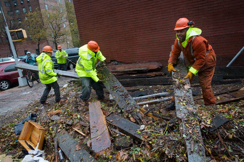 galleries/2012/10/30/hurricane-sandy-heroes-from-coast-guard-rescuers-to-red-cross-volunteers-photos/construction-workers-sandy-heroes_nqzmw3