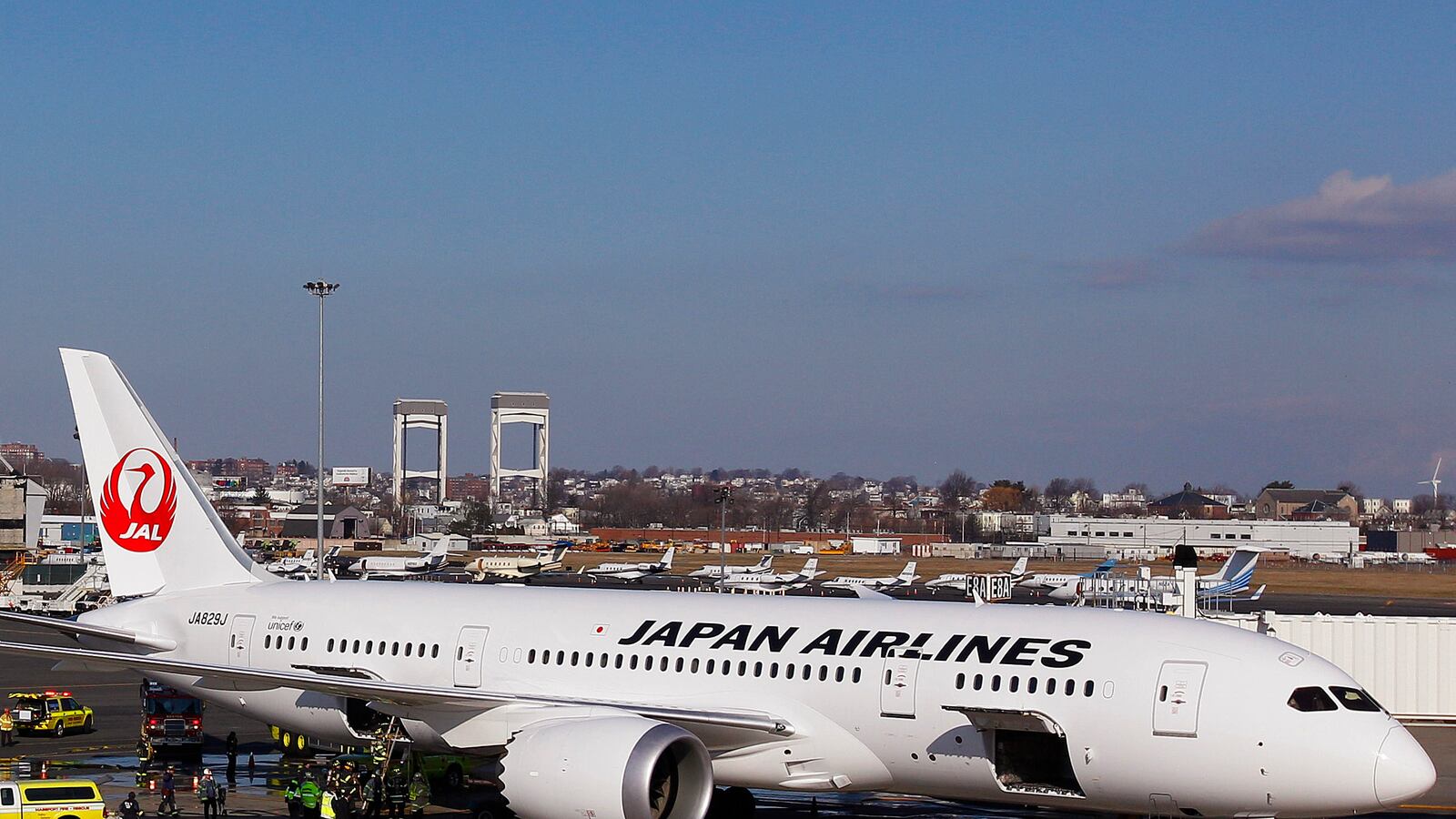 cheats/2013/01/11/u-s-to-review-boeing-s-dreamliner/130111-dreamliner-woes-japan-cheat_ayc7tt