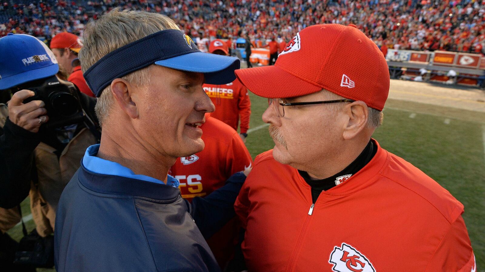 cheats/2017/01/02/chargers-fire-mike-mccoy-after-second-loss-in-a-row/170101-nfl-chargers-49ers-firing-cheat_inxgx1