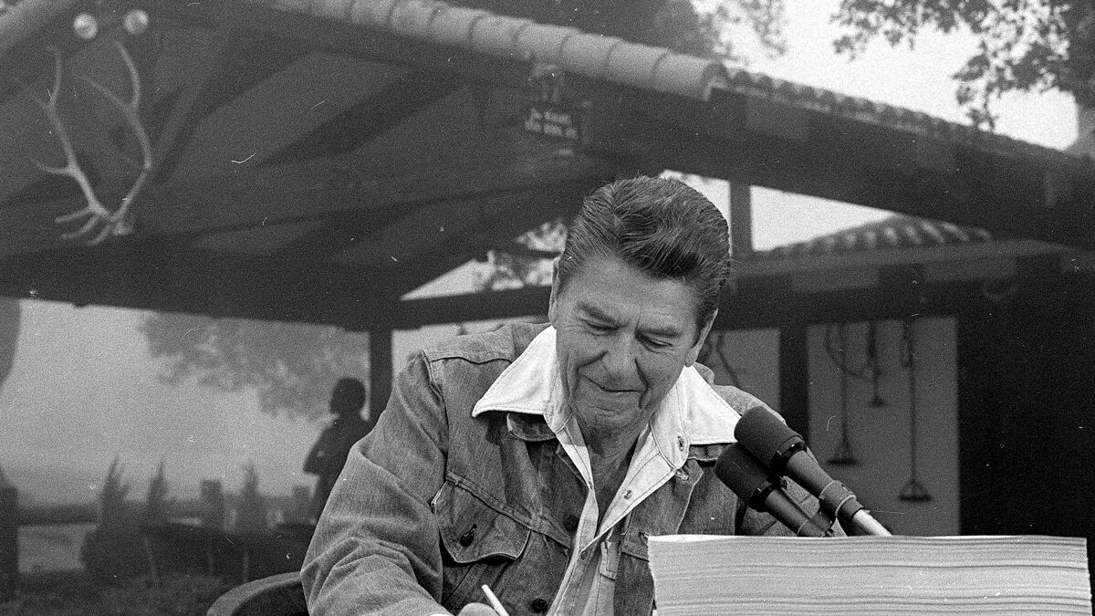 articles/2012/12/02/the-week-s-best-business-and-finance-longreads-business-beast-s-picks-for-the-week-of-nov-30-2012/zeitlin-business-longreads-121201-tease-embed_qblt4e