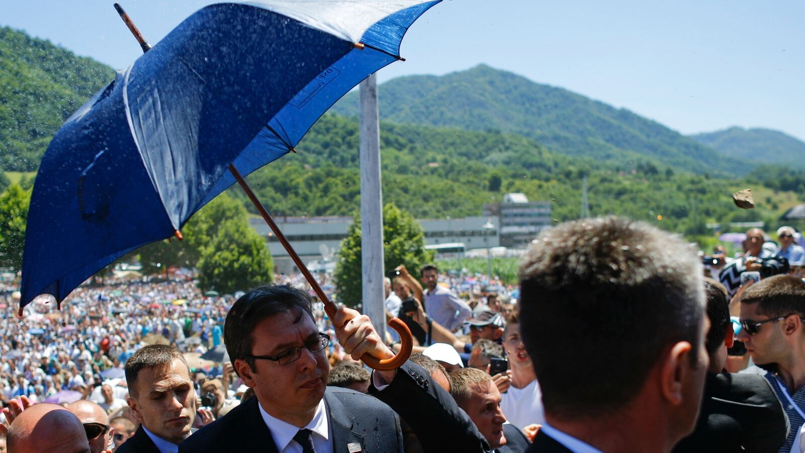 cheats/2015/07/11/crowd-chases-serbia-pm-out-of-ceremony/150711-bosnia-cheat_rafapp