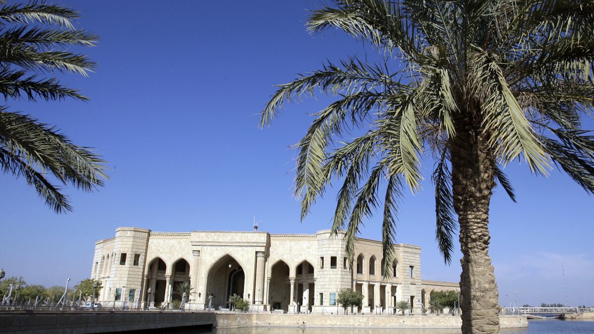 cheats/2011/11/08/saddam-s-toilet-will-be-displayed-in-museum/us-troops-leave-saddam-hussein-palace-cheat_dfh1or