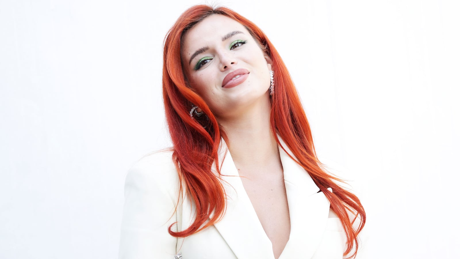 220322-Stern-Bella-Thorne-tease_vwefgb