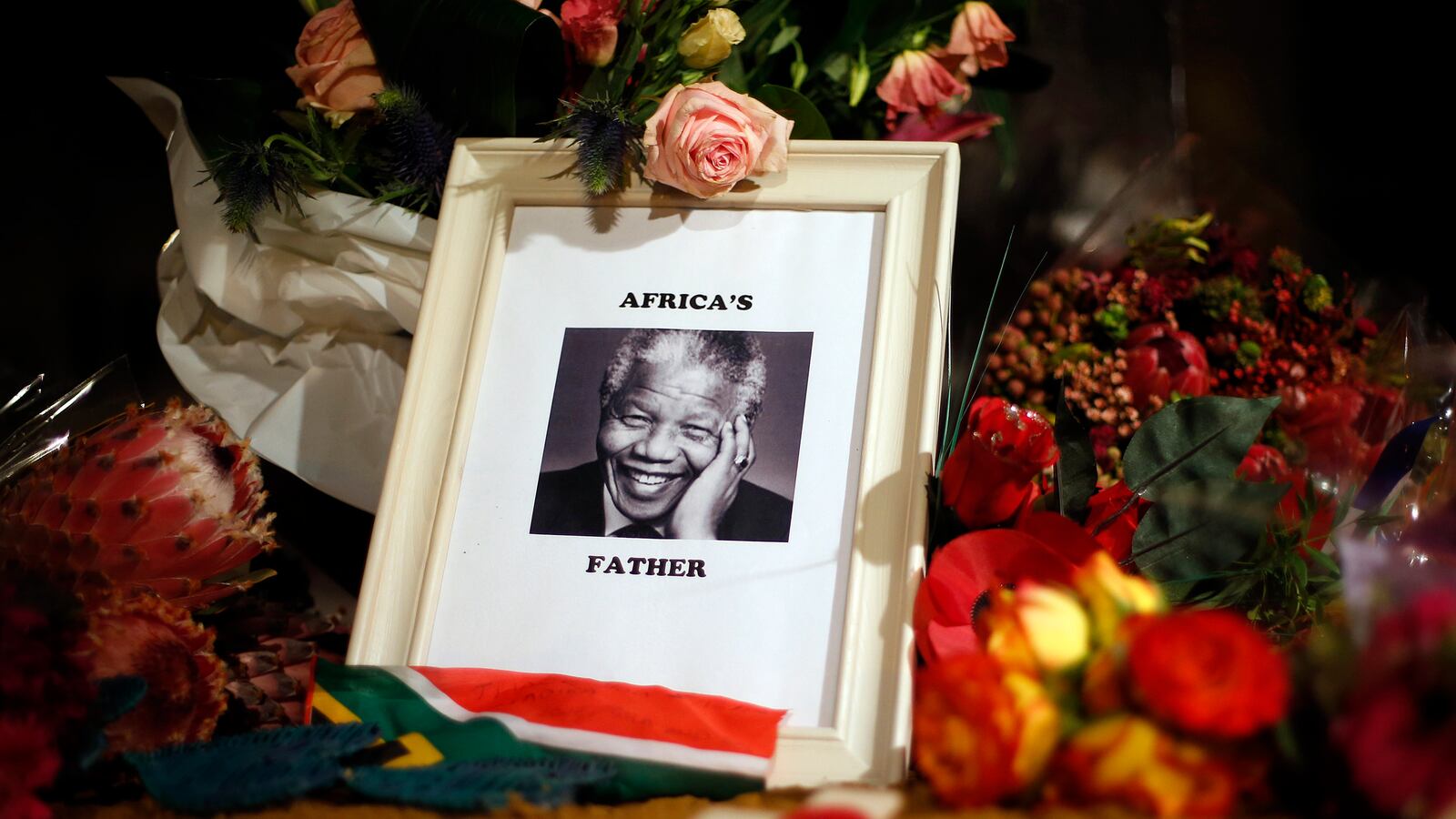 galleries/2013/12/06/goodbye-madiba-the-world-mourns-nelson-mandela-photos/131205-mandela-reax-tease_yitdap