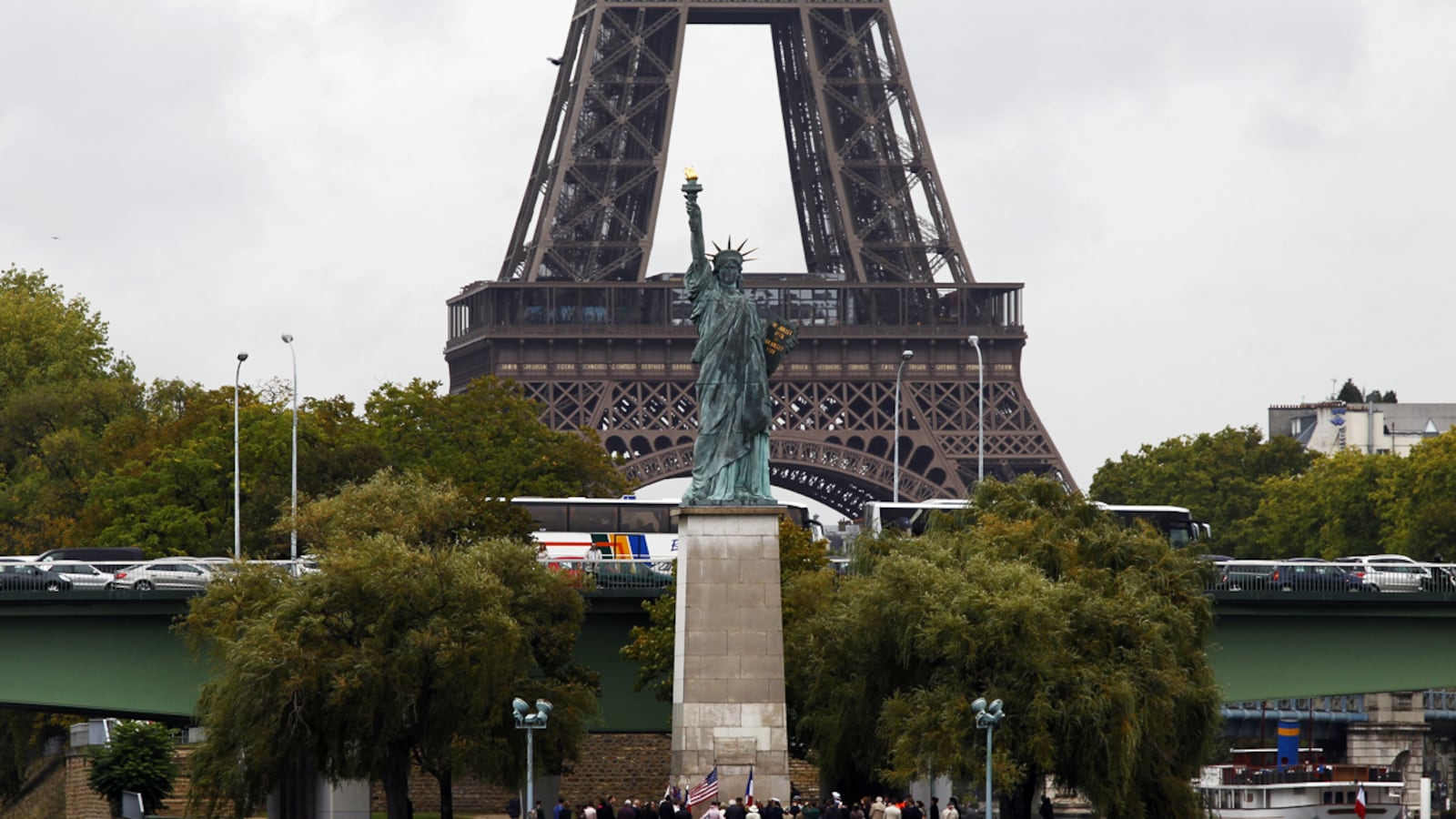 cheats/2011/09/11/9-11-marked-worldwide/911-remembered-paris-cheat_dumdeg