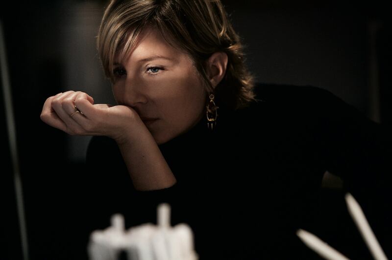 articles/2012/11/02/chandler-burr-at-the-museum-of-arts-and-design-is-the-daily-pic-by-blake-gopnik/scent-daily-pic_vzcrvn