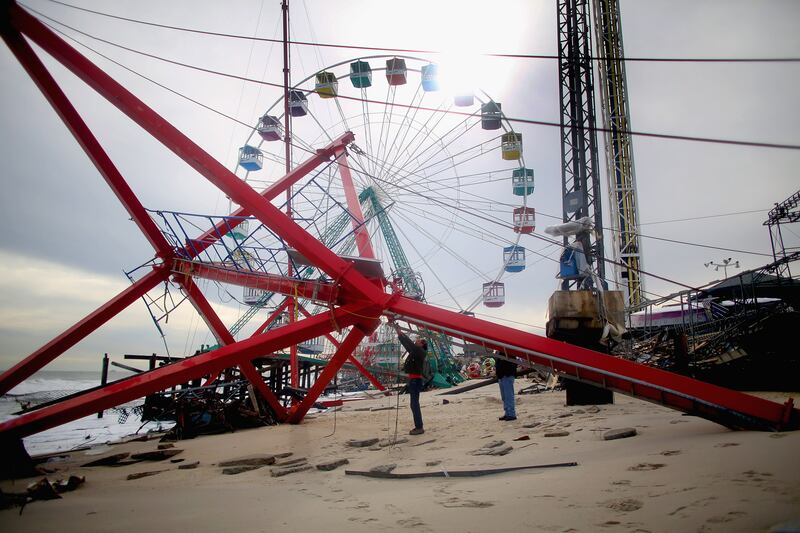 galleries/2012/11/28/sandy-vs-santa-a-tale-of-two-holidays-photos/entertainment-holiday-vs-sandy2_jafkin