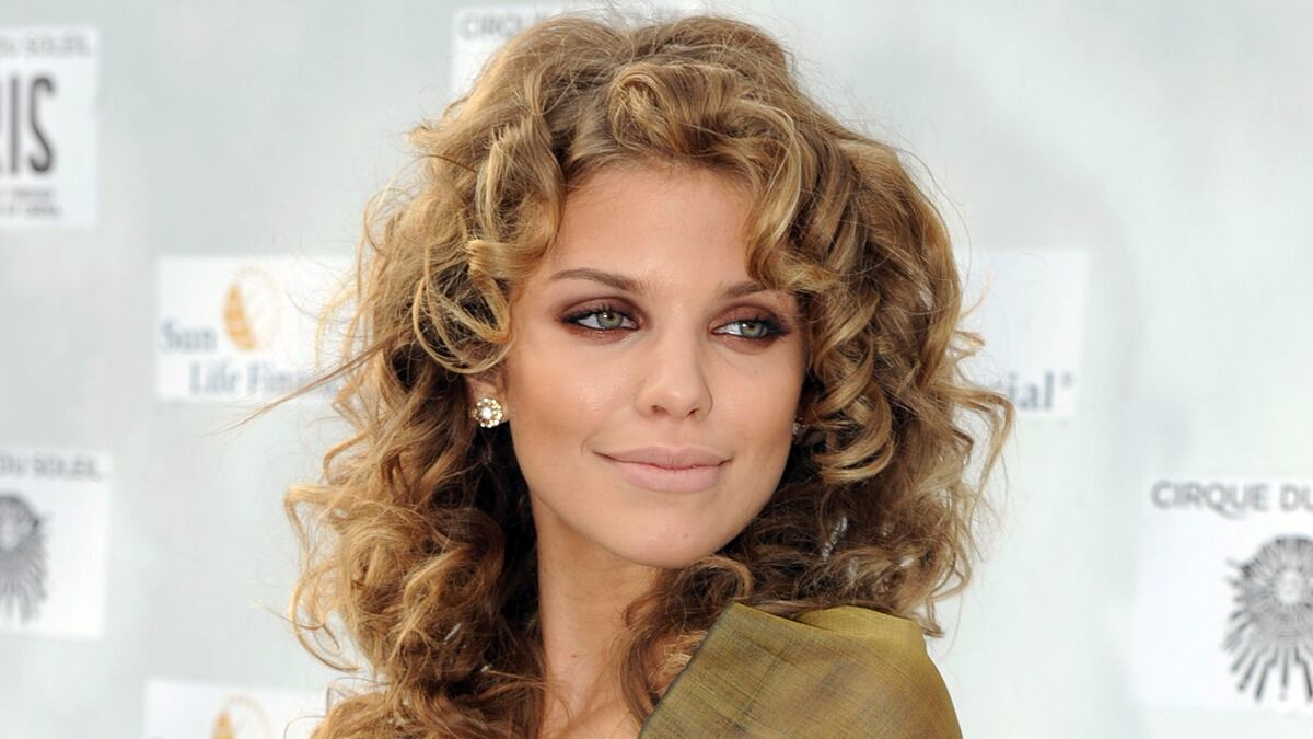 cheats/2012/01/10/annalynne-mccord-tweets-topless-pic/annalynne-mccord-topless-twitter-photo-cheat_ophba4