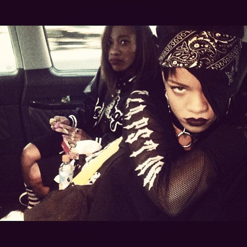 galleries/2013/09/29/britney-spears-nicki-minaj-more-celebrity-twitter-pictures-photos/130927-twitpics-rihanna_beuxgz