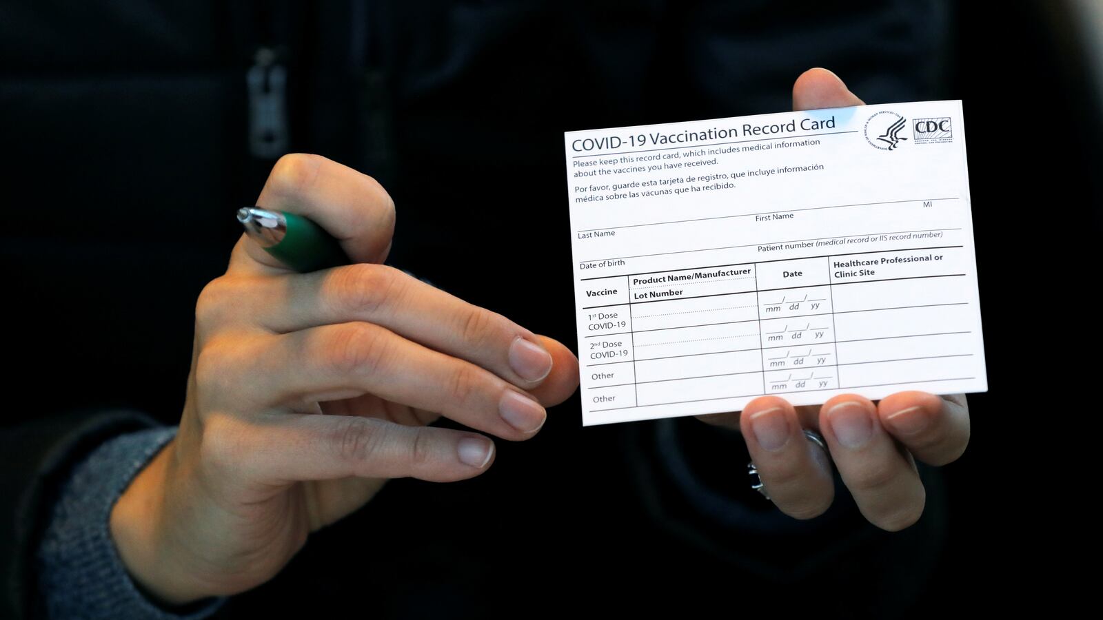 2021-01-10T210327Z_1289034955_RC295L9P4QIX_RTRMADP_3_HEALTH-CORONAVIRUS-VACCINES-NEW-YORK_qbwmbg
