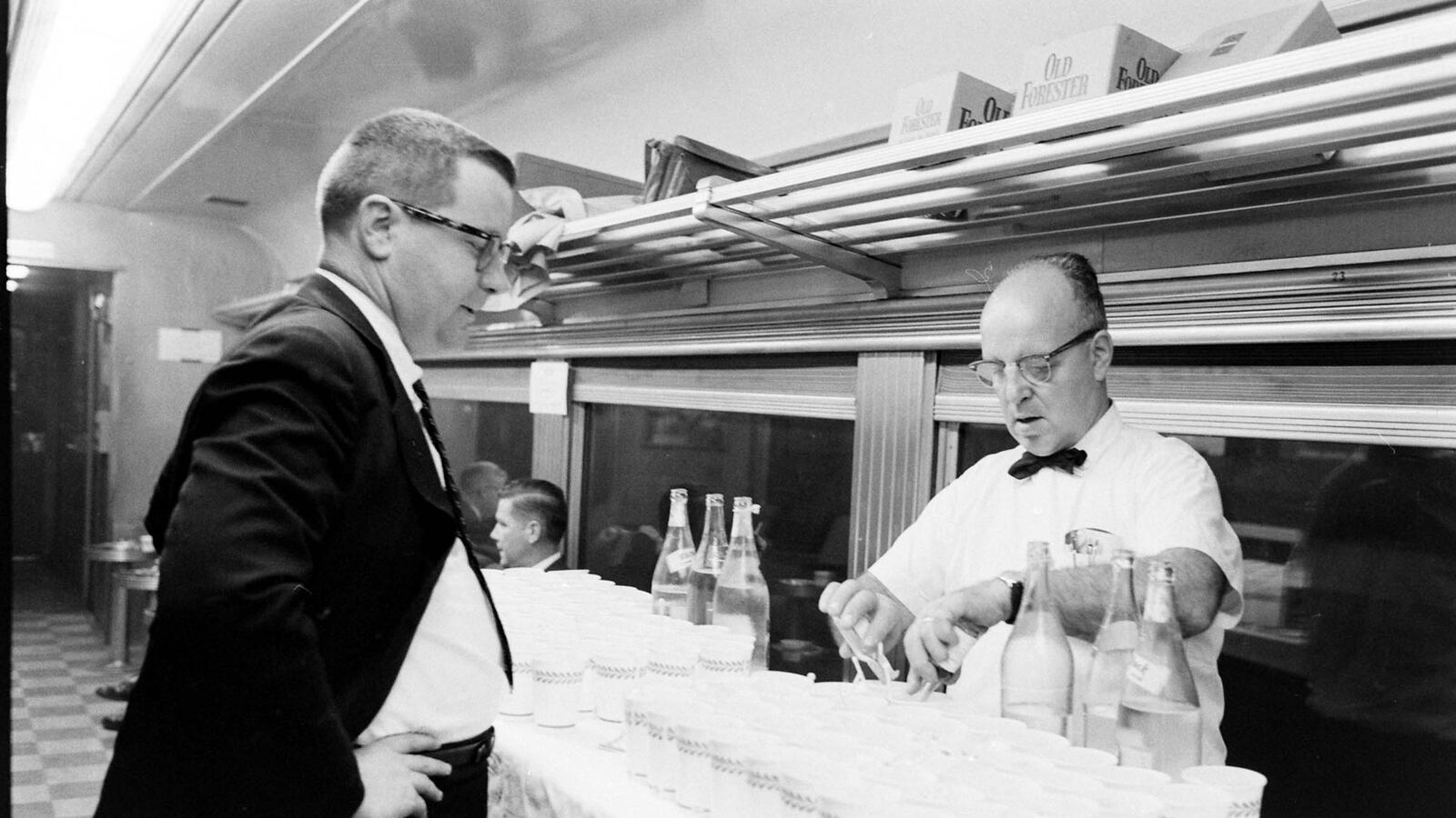 articles/2016/10/03/the-return-of-america-s-bar-car/161003-watman-drink-cars-tease_tu82eb