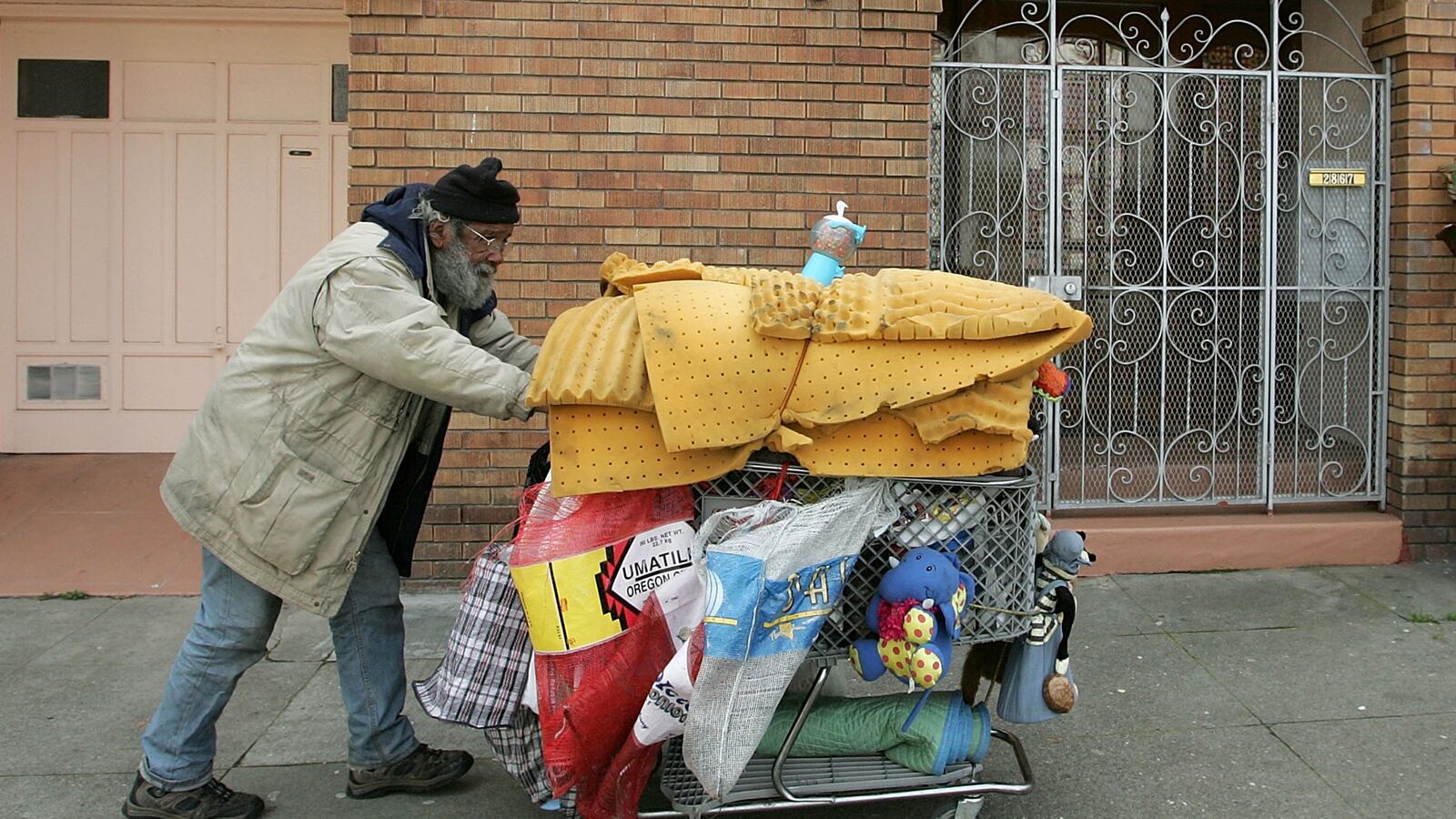 cheats/2013/08/30/poverty-affects-brainpower/130830-homeless-iq-cheat_ep4pxa