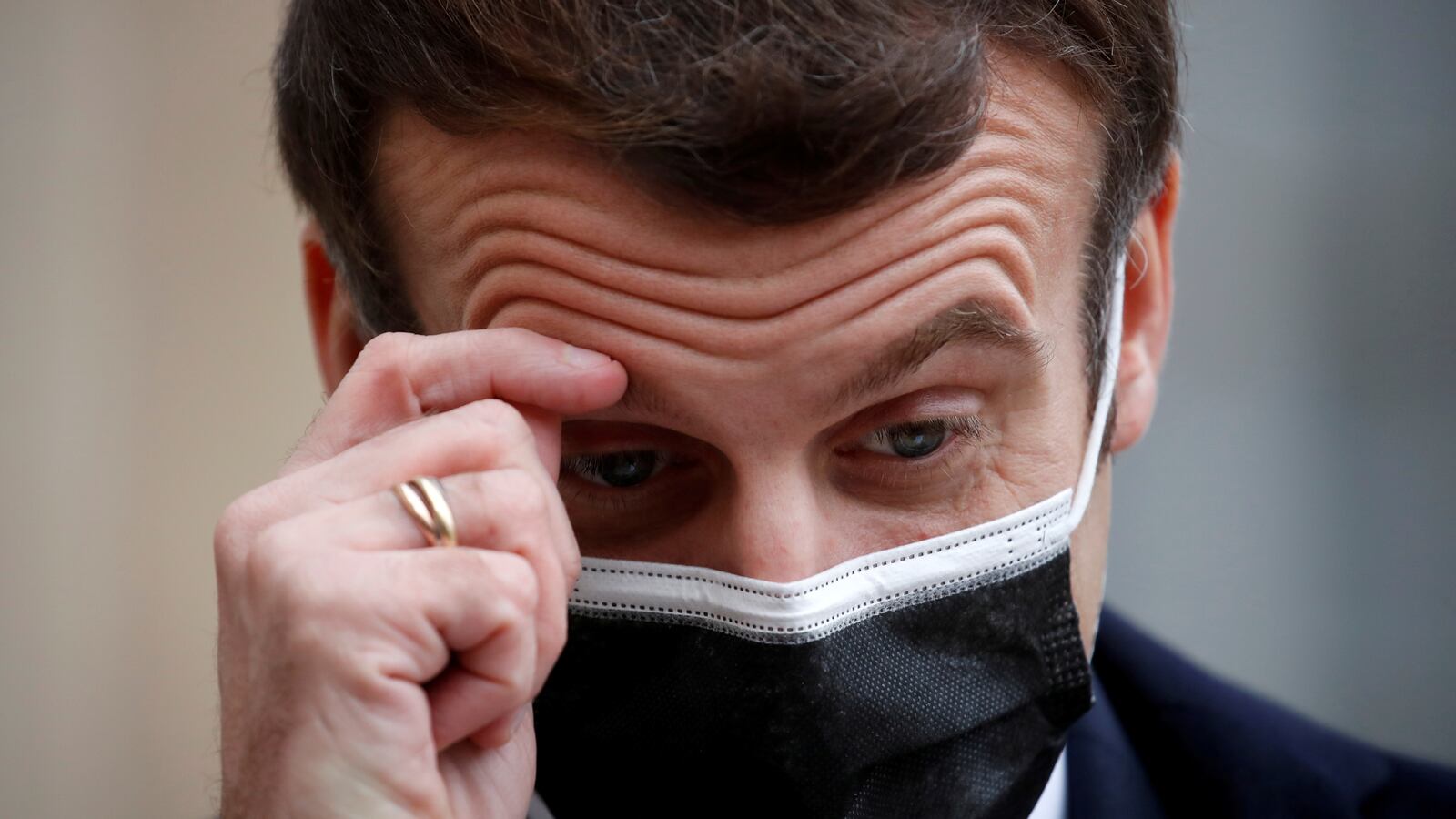 2020-12-17T093306Z_234740299_RC2XOK9FFGUA_RTRMADP_3_HEALTH-CORONAVIRUS-MACRON_c6zpok