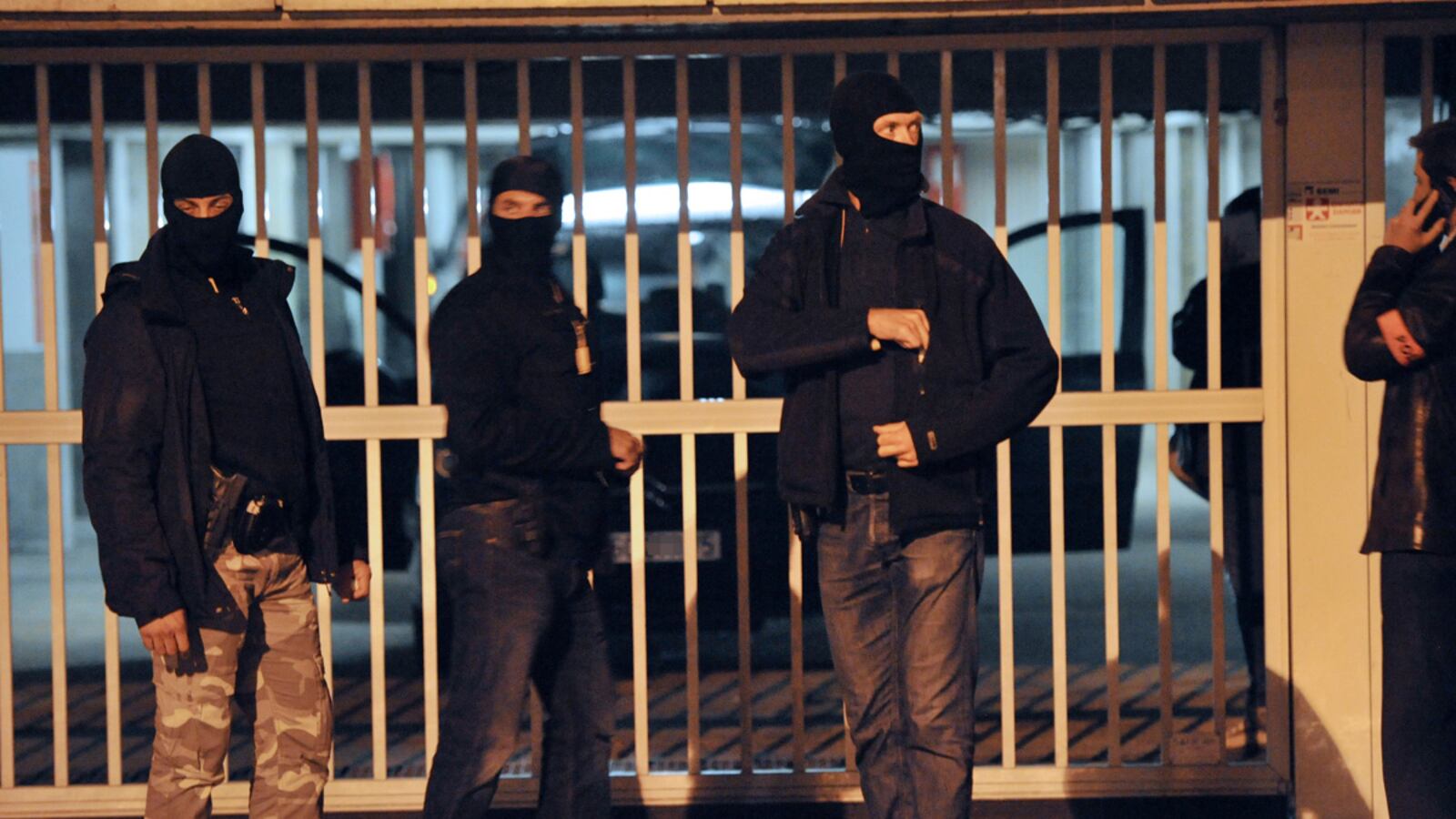 cheats/2012/10/10/french-police-find-bomb-materials/france-terrorist-garage-cheat_lli63i