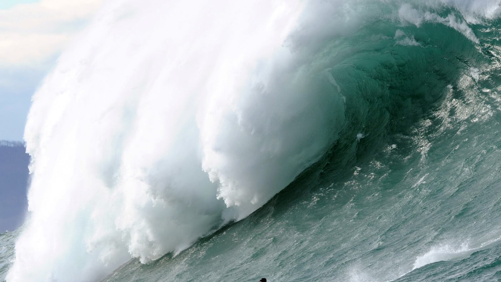 cheats/2014/01/08/surfers-flock-to-the-black-swell/140108-surf-europe-cheat_frs75a