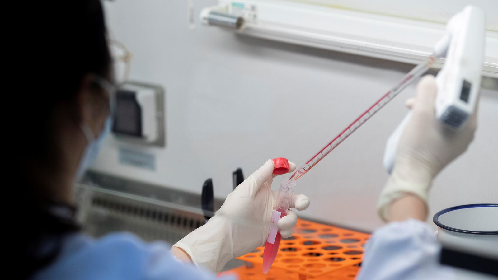 2020-05-15T004004Z_1881655872_RC2OOG92HABC_RTRMADP_3_HEALTH-CORONAVIRUS-CHINA-INVESTMENT_nfxsiy